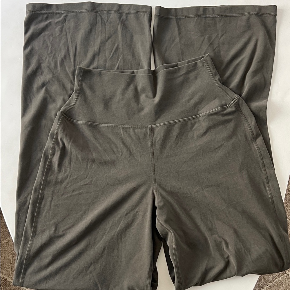 TNA ARITZIA X GOLDEN BUTTER Cheeky Asana Hi-Rise Wide Leg Pant Olive Green 8 - Picture 5 of 8